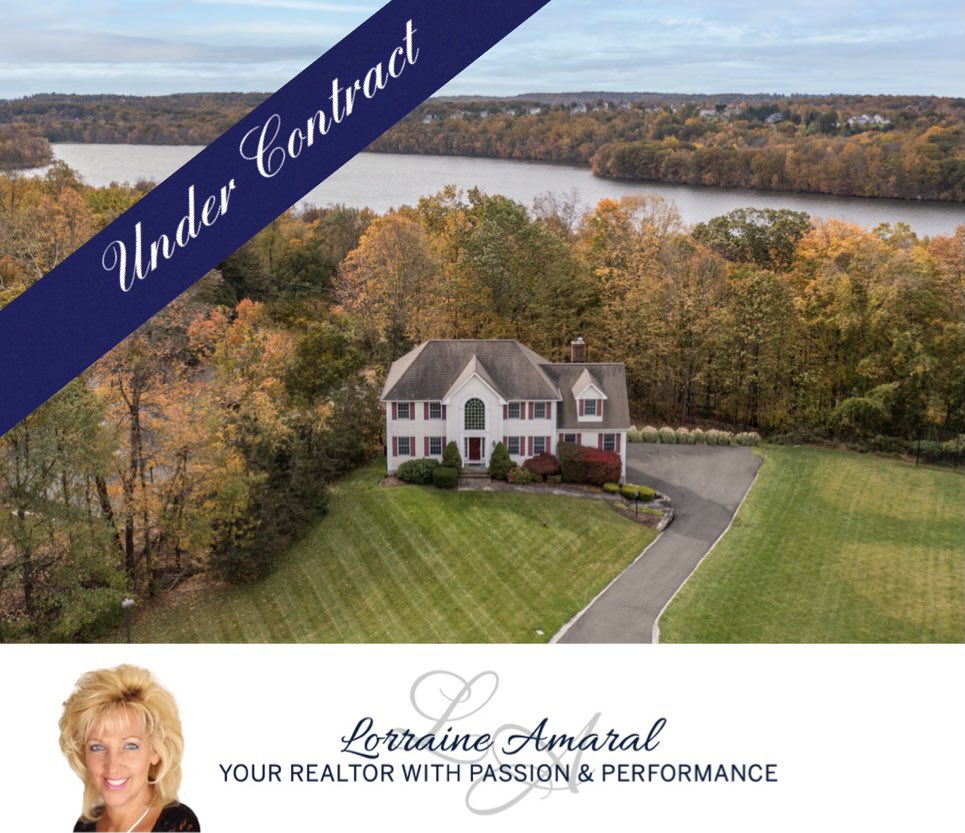 lamaralrealtor's tweet photo. Multiple offers on this stunning New Fairfield Colonial in less than a week!! Love this picture of this remarkable home and the fall colors and it reminds me of why we love to live in Connecticut 🍁🍂🍃 #letmemoveyou #ReadyToMove #williampittsothebys #fallmarket #movetoct https://t.co/rj82gvB8VM