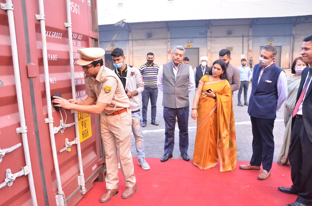 Delhicustoms's tweet photo. Member (IT), CBIC &amp; Zonal Member Sh. Sandeep Kumar was given a live demonstration of recently launched “Blockchain &amp; Smart Lock Application” for secure transport of goods from Port to Customs Bonded Warehouse. https://t.co/bwjee3lCTJ