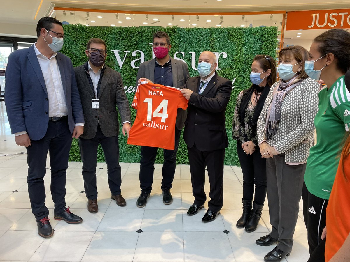 AyuntamientoVLL's tweet photo. ⚽️El deporte femenino sigue creciendo en Valladolid y ejemplo de ello es el @CDParquesolFem 

Los concejales @alberbustos y @Vickyquinta asisten a la presentación de Vallsur como nuevo patrocinador del equipo que compite en #RetoIberdrola Segunda División. https://t.co/7MJojKoz5u