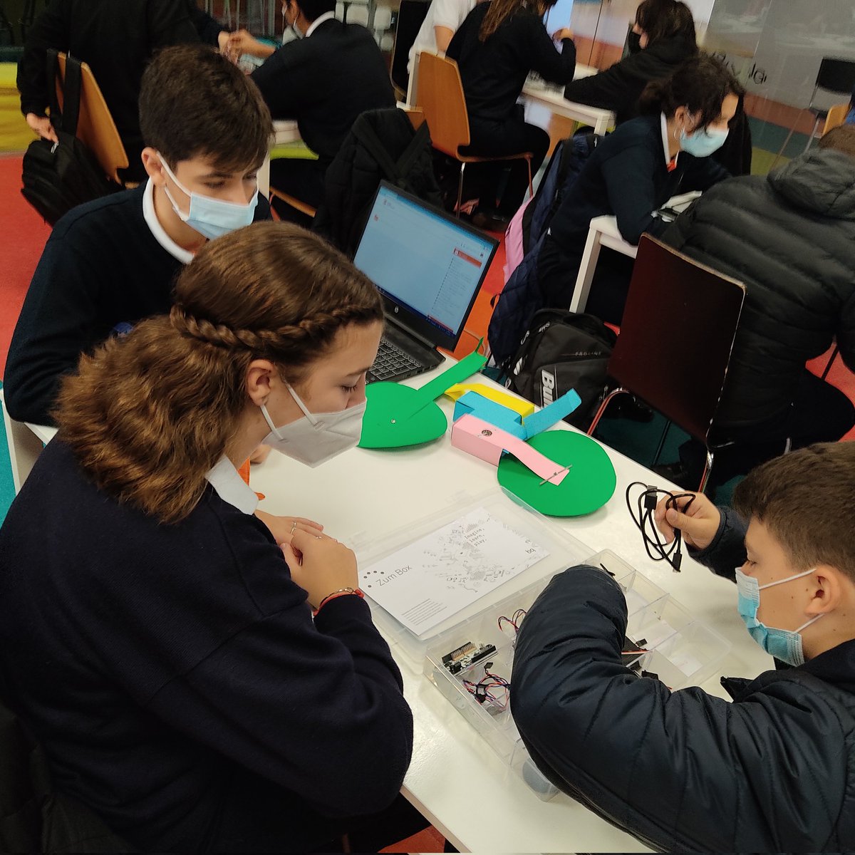 carmennavarro1's tweet photo. Después de ponernos al día en #EducaciónVial, comenzamos con la identificación de componentes del kit @BQEducacion para el diseño de nuestra #BicicletaInteligente @fmapfre .La robótica al servicio de la sociedad. #ProgramarMola https://t.co/aEZy6RWCxO