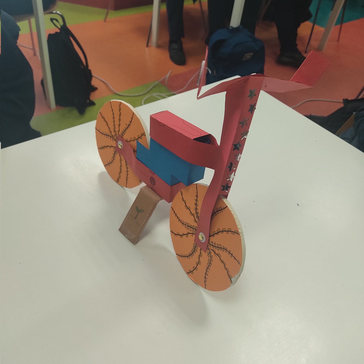 carmennavarro1's tweet photo. Después de ponernos al día en #EducaciónVial, comenzamos con la identificación de componentes del kit @BQEducacion para el diseño de nuestra #BicicletaInteligente @fmapfre .La robótica al servicio de la sociedad. #ProgramarMola https://t.co/aEZy6RWCxO
