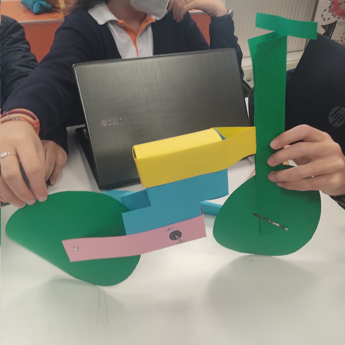 carmennavarro1's tweet photo. Después de ponernos al día en #EducaciónVial, comenzamos con la identificación de componentes del kit @BQEducacion para el diseño de nuestra #BicicletaInteligente @fmapfre .La robótica al servicio de la sociedad. #ProgramarMola https://t.co/aEZy6RWCxO