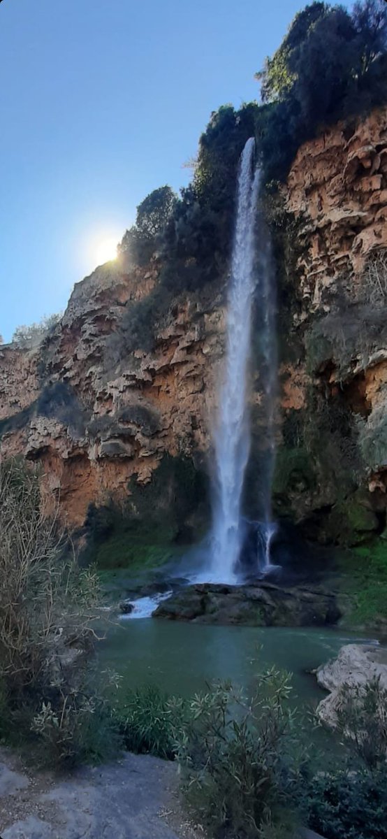El salto de la novia, dónde se encuentra en la ciudad de Navajas de la provincia de Castellón. Simulando el velo de una novia, está cascada en el alto palancia oculta una trágica historia en el pasado. De una pareja de novios.
