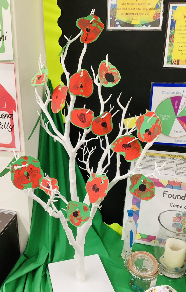 HTAClass1F's tweet photo. We made our own poppies to hang on our prayer tree to help us remember all the soldiers who have fought and who still fight in wars today. #RemembranceDay #LestWeForget https://t.co/agEEZBdGWy