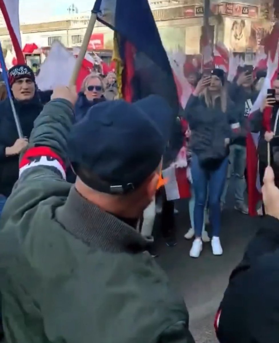 murczkiewiczyzm's tweet photo. Na #MarszNiepodleglosci spalono flagę Niemiec oraz portret Tuska. Do tego podpaliła się kurtka dziewczynki, która przyszła na marsz z ojcem. Pamiętajcie to wesoły marsz rodzin z dziećmi. https://t.co/Ey6XcaAj77