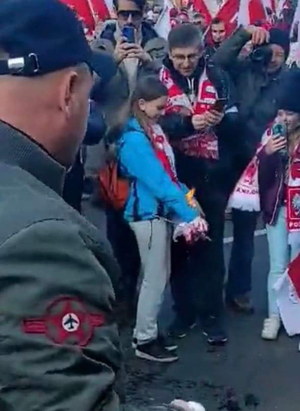 murczkiewiczyzm's tweet photo. Na #MarszNiepodleglosci spalono flagę Niemiec oraz portret Tuska. Do tego podpaliła się kurtka dziewczynki, która przyszła na marsz z ojcem. Pamiętajcie to wesoły marsz rodzin z dziećmi. https://t.co/Ey6XcaAj77