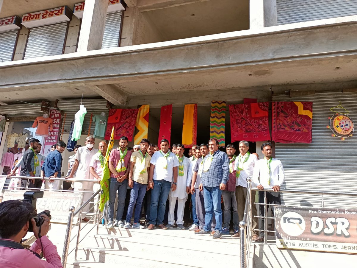 Rajendrafoji's tweet photo. आज पिलानी व मंडावा में राष्ट्रीय लोकतांत्रिक पार्टी का दीपावली स्नेह- मिलन किया गया इसमें संगठन का विस्तार किया गया और मंडावा में रालोपा कार्यालय का उद्घाटन किया गया @RLPINDIAorg @hanumanbeniwal https://t.co/zcasdY1P6W