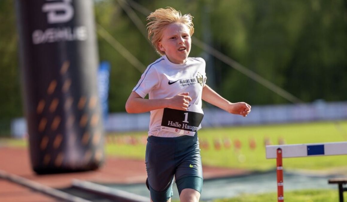 revistaTriatlon's tweet photo. La nueva perla noruega de 11 años: 34:44 en 10K (a 3:28/km)...

https://t.co/GuyQqQGqDx https://t.co/ticNzPhqpG