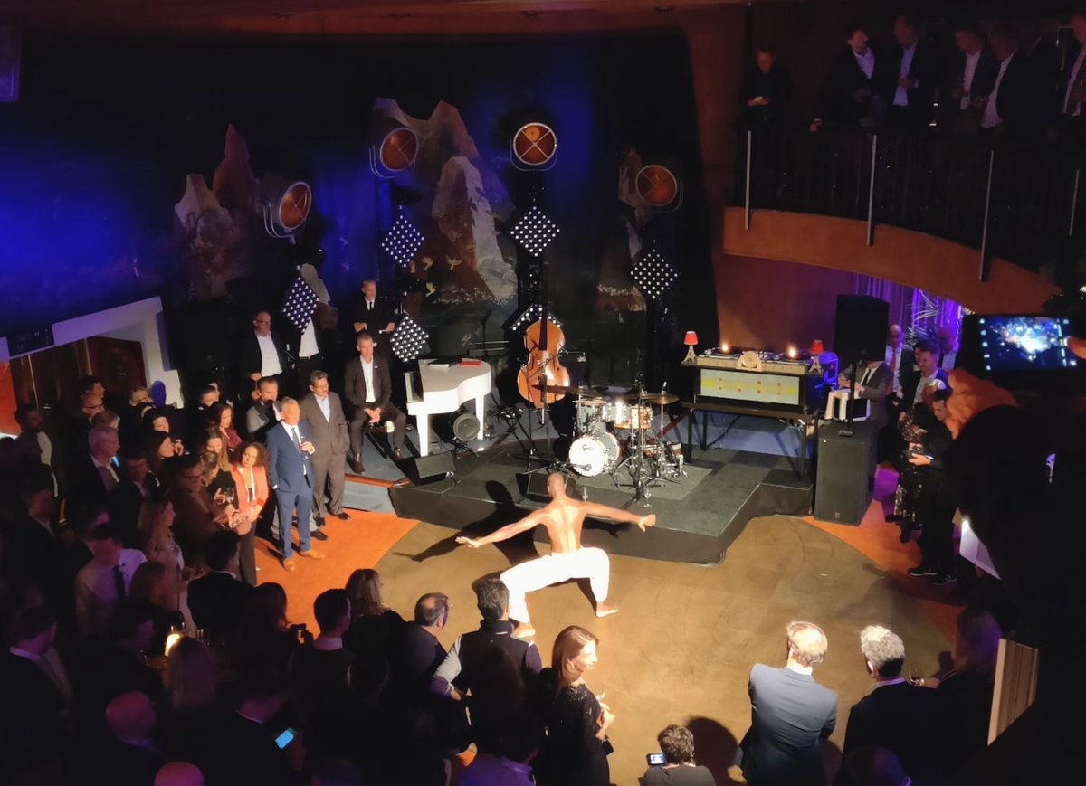 Waar we eerder al eens op het dek van het schip dansten tijdens de <a href="/Dakendagen010/">Rotterdamse Dakendagen</a>, waren we vorige week opnieuw aan boord bij <a href="/ssrotterdam/">ssrotterdam</a>!🛳
Tijdens het #UFI congresdiner danste Remy Tilburg zijn solo Cotton Mind in de monumentale balzaal.
#monumentsinsolitude
#ssrotterdam