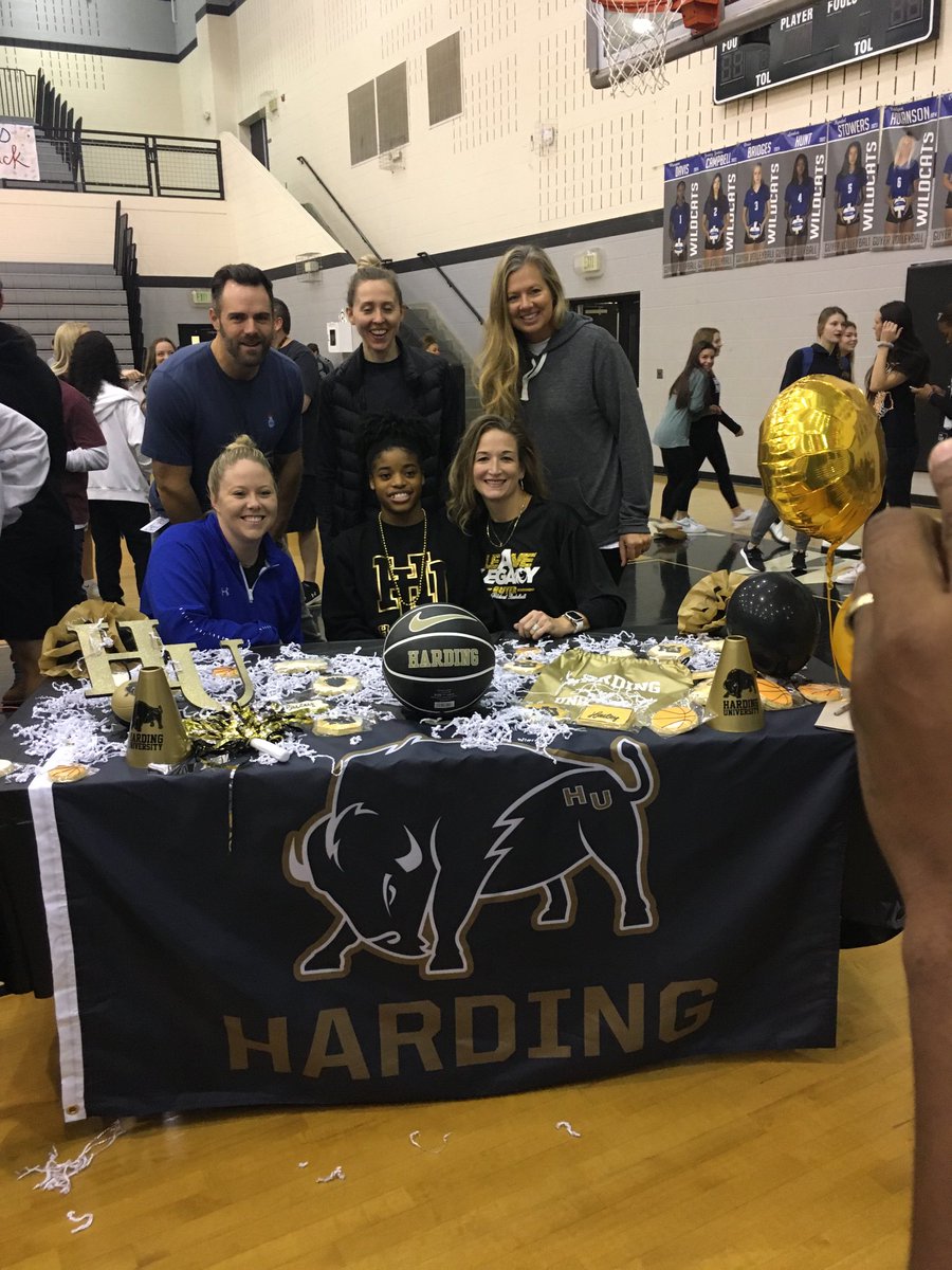 LoraMason14's tweet photo. Congratulations to ⁦@Hailey0634⁩ on signing to continue her education and basketball career ⁦@HardingU⁩. We are all so proud of you! Keep grinding and stay focused💪🏽🏀🙏🏽 ⁦@DentonGuyerGBB⁩ ⁦@ProSkillsGBB⁩ ⁦@Harding_WBB⁩ https://t.co/lvwAnplpza
