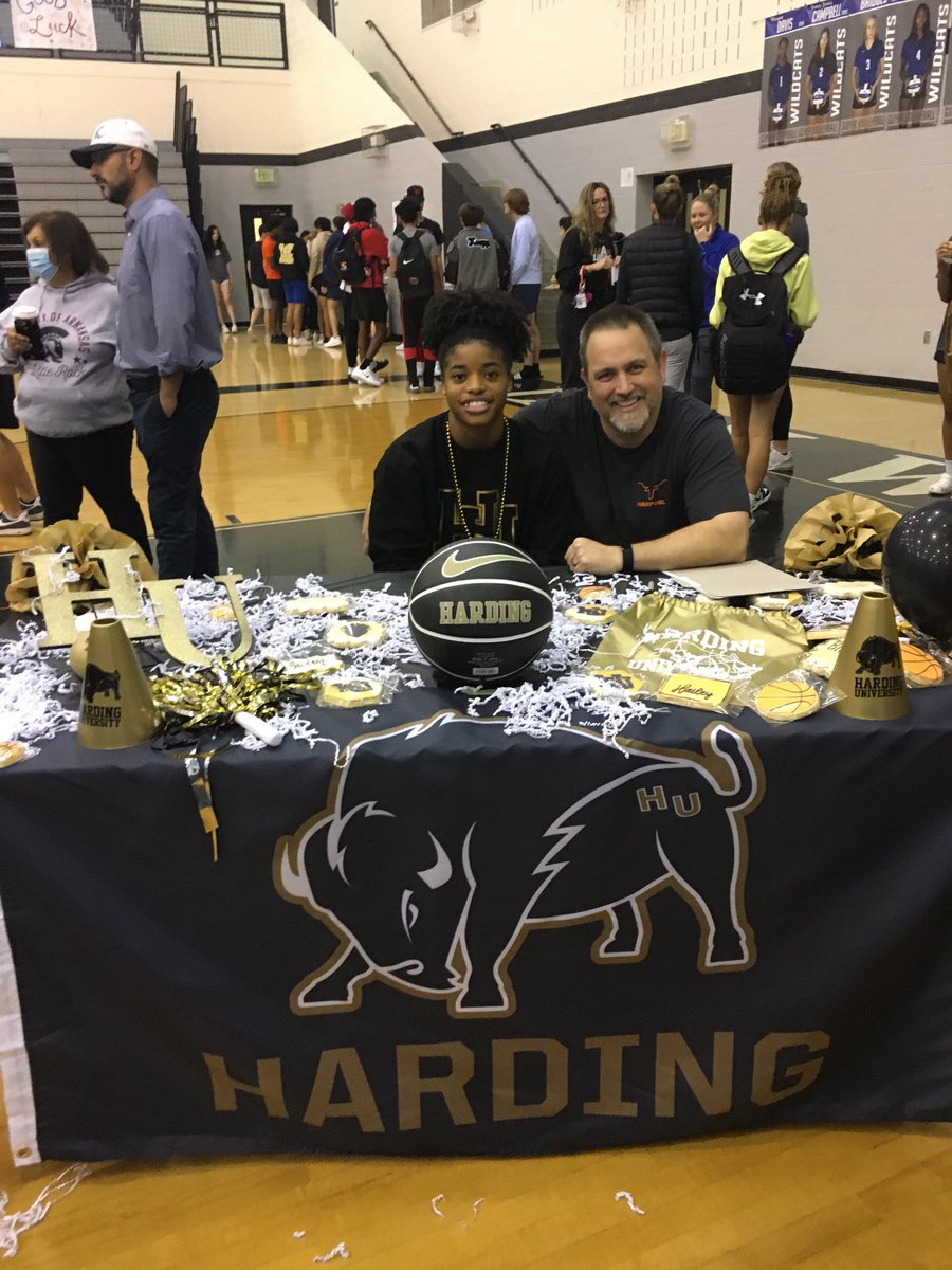 LoraMason14's tweet photo. Congratulations to ⁦@Hailey0634⁩ on signing to continue her education and basketball career ⁦@HardingU⁩. We are all so proud of you! Keep grinding and stay focused💪🏽🏀🙏🏽 ⁦@DentonGuyerGBB⁩ ⁦@ProSkillsGBB⁩ ⁦@Harding_WBB⁩ https://t.co/lvwAnplpza