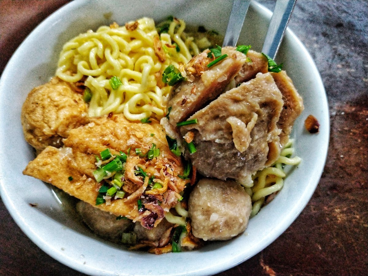 NaufalAntezem's tweet photo. Aku kecewa betul kalau ada yg datang Muar tapi tak sempat singgah Kedai Makan Nadhira.

Rugi besar kalau tak pesan ayam geprek sambal ijo dengan bakso urat. Jangan lupa tambah extra tauhu sumbat. Insyallah ngam !

Loc : Kedai Makan Nadhira, Jalan Hashim (opposite Sushi Mentai) https://t.co/DMhTwHhrm1