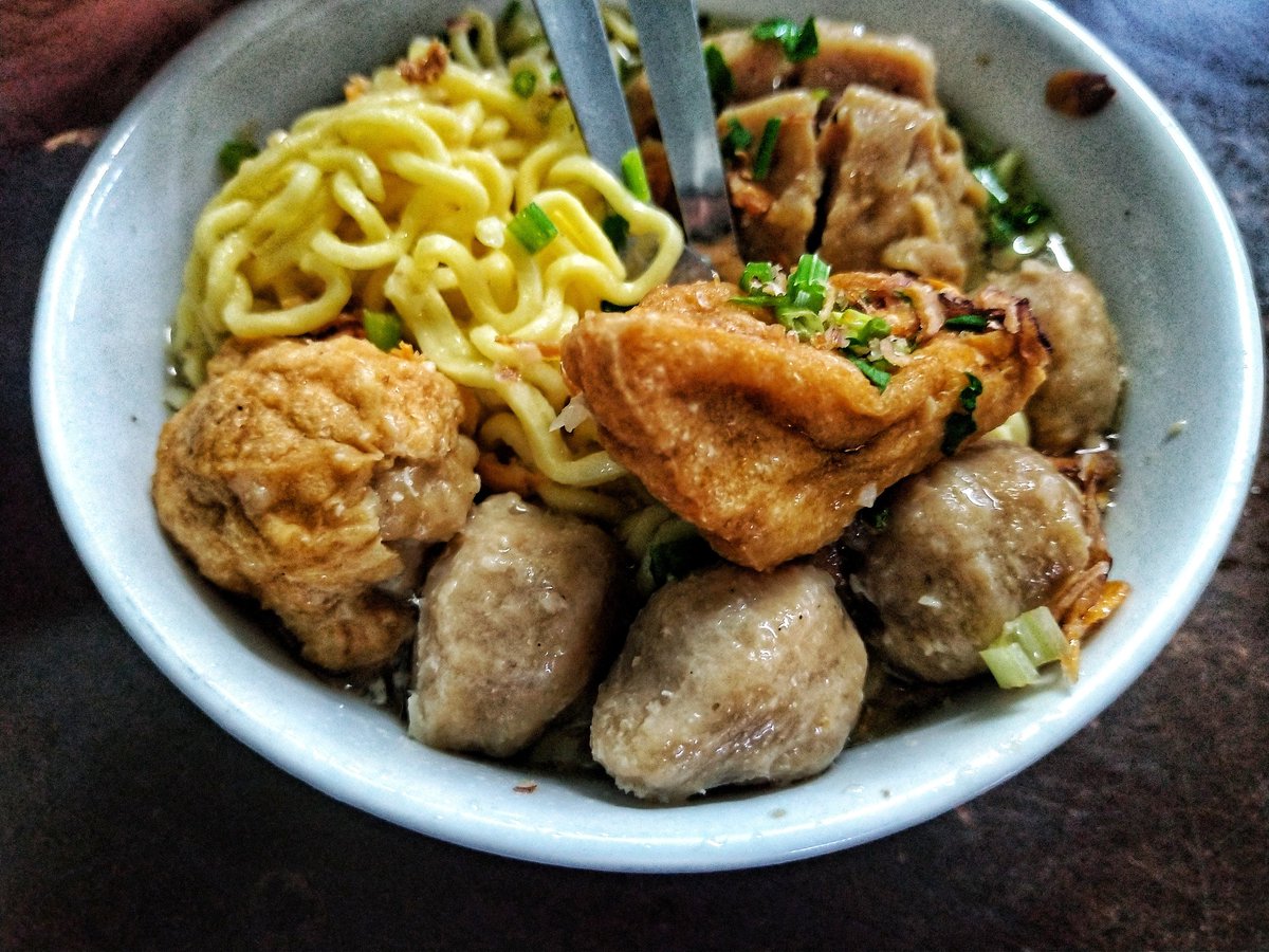 NaufalAntezem's tweet photo. Aku kecewa betul kalau ada yg datang Muar tapi tak sempat singgah Kedai Makan Nadhira.

Rugi besar kalau tak pesan ayam geprek sambal ijo dengan bakso urat. Jangan lupa tambah extra tauhu sumbat. Insyallah ngam !

Loc : Kedai Makan Nadhira, Jalan Hashim (opposite Sushi Mentai) https://t.co/DMhTwHhrm1