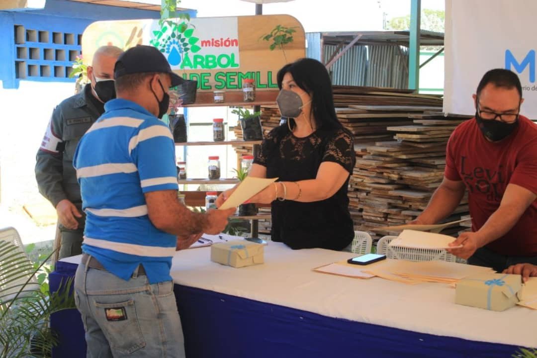 waltherchacon's tweet photo. #MotorForestalActivo | ¡#Sucre gracias por la confianza! Ya 14 productores, aserraderos y carpinteros cuentan con la adecuación de sus #IndustriasForestales en la región. Seguiremos trabajando para juntos impulsar el #MotorForestal. #11Noviembre #VenezuelaMusical https://t.co/K8YGWqtSte