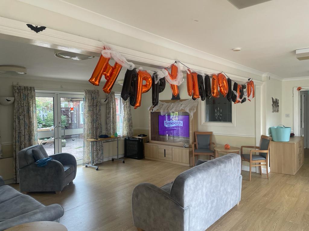HWHCTChurchview's tweet photo. Spooky happenings at Churchview during Halloween! Any reason for decorations and cakes  but everyone enjoyed the pumpkin carving! 😍 @ArnoldLeoni @Katyjane45 @HWHCT_NHS @KateLeese1 https://t.co/YLLQfmO3hd