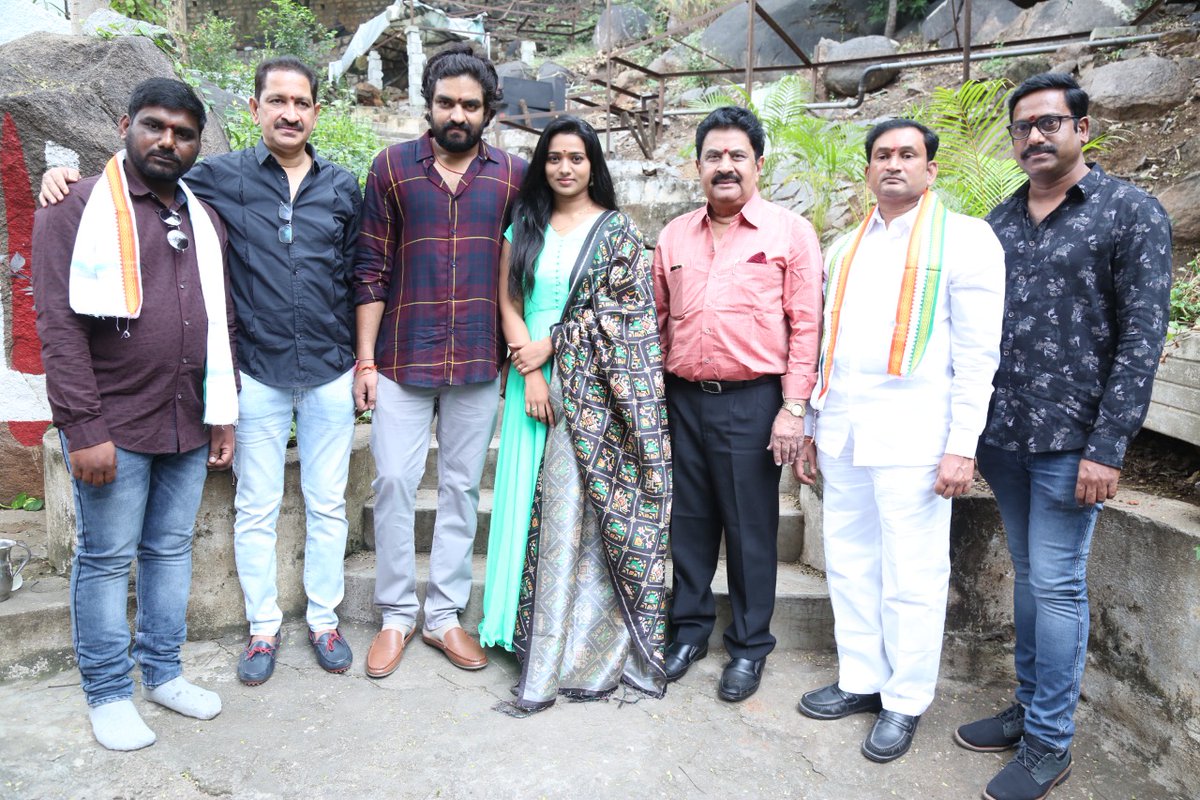 SreedharSri4u's tweet photo. #SSVCC's #Sound 🔊(Multibrand) Movie launched today !

 🎬 by #BheemineniSrinivasaRao Garu  

Script handover by #AtchiReddy Garu

🎥 Switch on by #VasuVarma Garu

సౌండ్ 📢 మాములుగా ఉండదు 🕺

Shoot Starts Soon 

#ArjunVarahi #RekhaNirosha #KVChowdary #KRavindra @rajeshmanne1 https://t.co/iq5rqbMTax