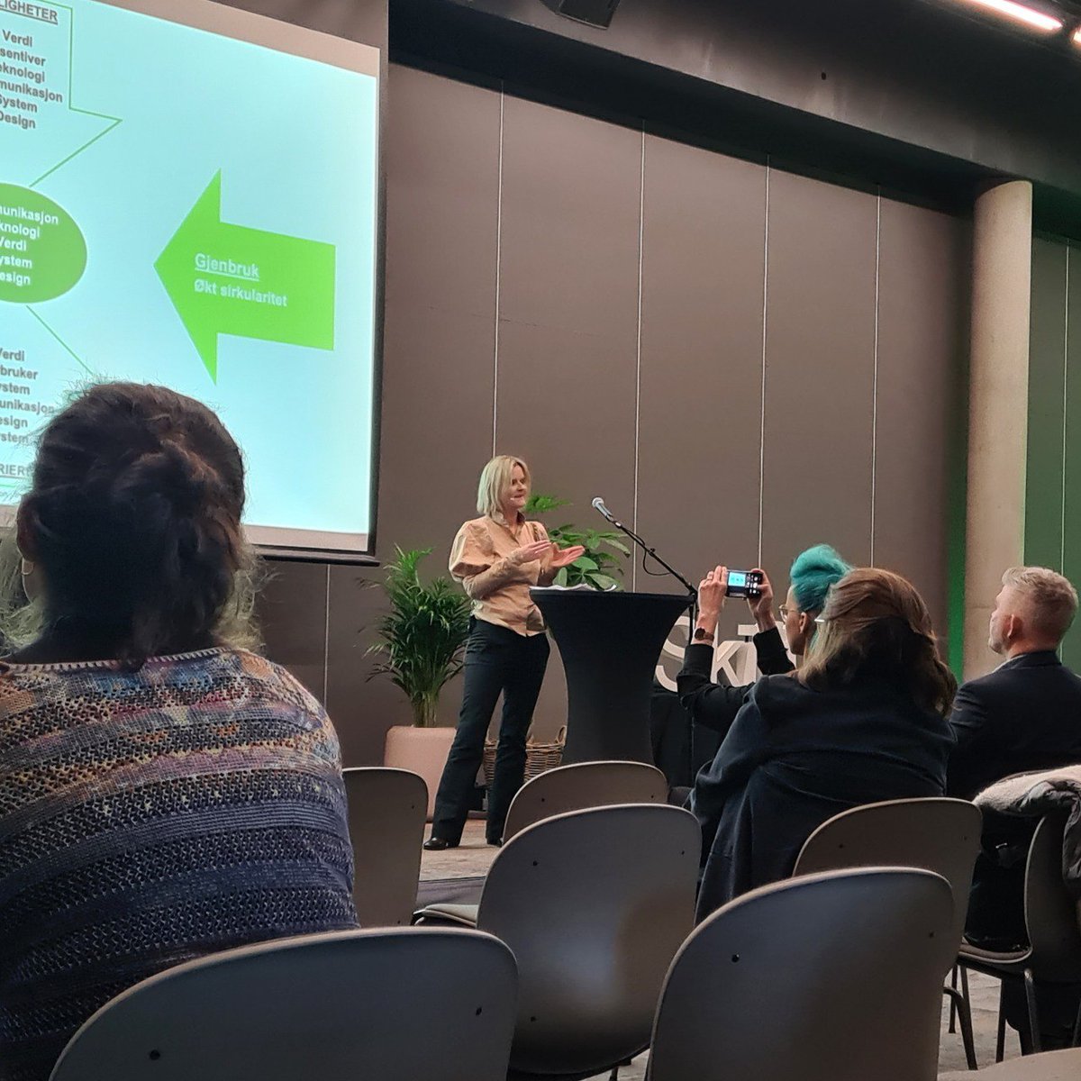 skift_norge's tweet photo. Inger Marie Ingdahl i @CocaColaNorge om næringslivets bærekraftsarbeid:
– Mulighetsrommet er enormt. Det er bærekraft nok for alle.
#EvolveArena #sirkulærøkonomi https://t.co/TP914JDW5H
