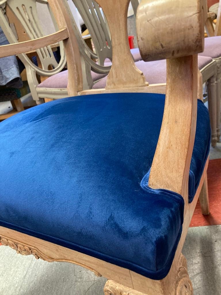 Limpieza de madera, renovación de materiales y tapizado de sillón con terciopelo azul eléctrico. eduardogarcia.net #tapiceriaeduardogarcia #tapiceria #decoracion #deco #interiordesign #interiorismo #upholstery #reupholstery #upholsterylife #tapizados #sillon #sillontapizado