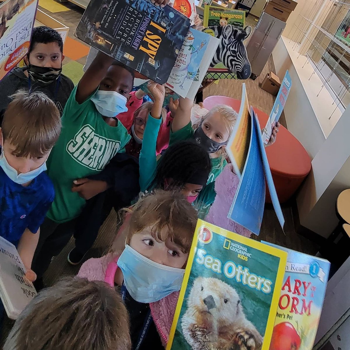 laragarrett's tweet photo. Happy Books-giving! Nearly 1,000 books went home with our  @sherwoodsps students thanks to @SherwoodPTA RIF, @Walmart , @KelloggsUS , and private donors! @DrGrenitaLathan #spslib https://t.co/yNXCQ8GpYt