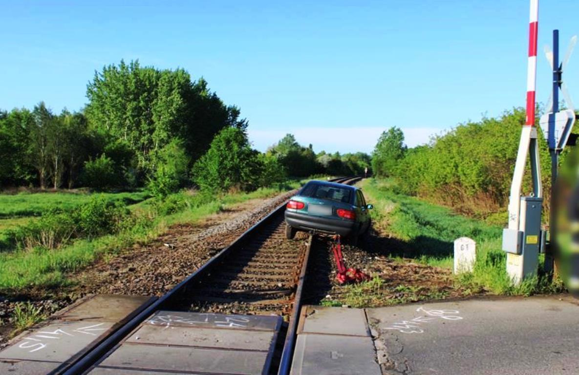 police_HU's tweet photo. Képaláírást keresünk! 🍷🚗🛤️ https://t.co/CylNQConc2
