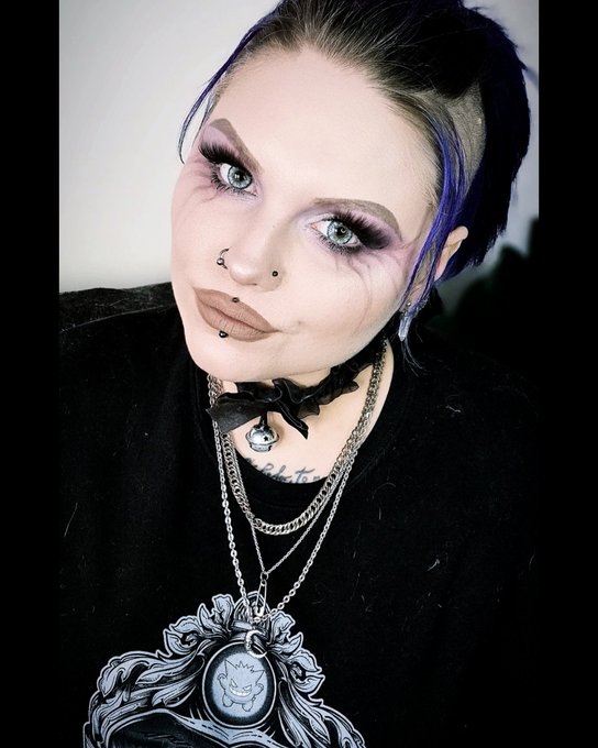 Hi. I actually spent some time getting ready today 🙃 Go me or whatever. https://t.co/Zw9kugzE6B