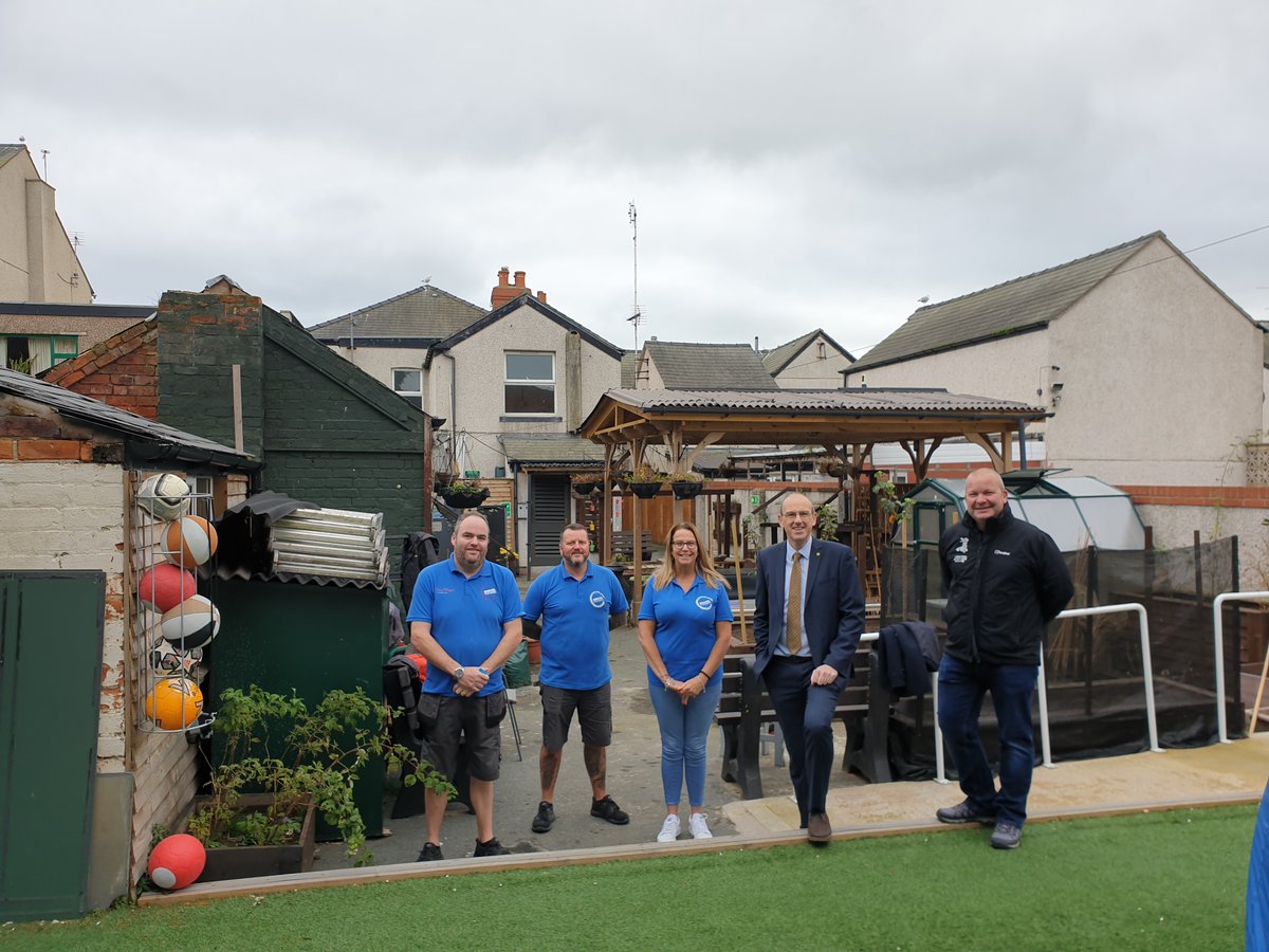 Keep Wales Tidy (@keep_wales_tidy) on Twitter photo Great morning as Gruff our North Wales Regional Manager met <a href="/LlyrGruffydd/">Llyr Gruffydd AS/MS</a> & <a href="/SeneddClimate/">Senedd Climate</a> down at Brighter Futures Local Places for Nature project in Rhyl <a href="/FuturesRhyl/">Brighter Futures Rhyl</a> <a href="/ClimateCymru/">Climate Cymru</a> Find out more about Brighter Futures 👉 bit.ly/3kngdPV Great morning as Gruff our North Wales Regional Manager met <a href="/LlyrGruffydd/">Llyr Gruffydd AS/MS</a> & <a href="/SeneddClimate/">Senedd Climate</a> down at Brighter Futures Local Places for Nature project in Rhyl <a href="/FuturesRhyl/">Brighter Futures Rhyl</a> <a href="/ClimateCymru/">Climate Cymru</a> Find out more about Brighter Futures 👉 bit.ly/3kngdPV