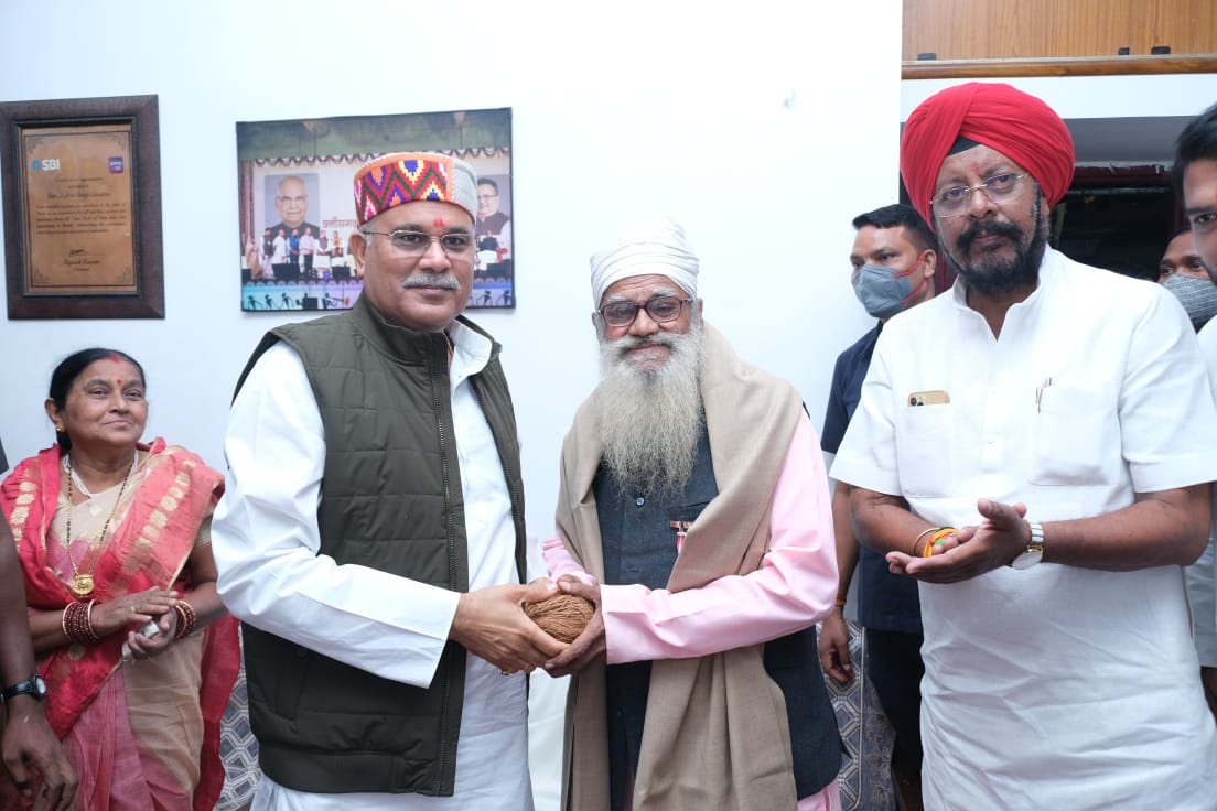 #Padmashree and pride of Chhattisgarh Shri Madan Chauhan hosted a special guest today. Chief Minister Shri @bhupeshbaghel today visited the residence of Sufi Vocalist where he congratulated him and wished him well for future endeavours.
#PadmaAwards2020 #chhattisgarhpride