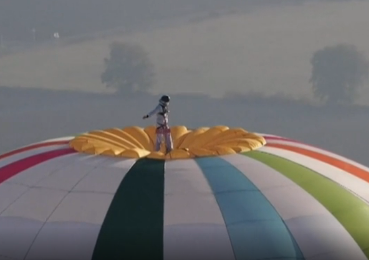 SoarPMSC's tweet photo. Ballooning records are goofy:  A new altitude record for standing on top of a balloon. This is probably why we don't hear about flagpole sitting any more. https://t.co/78M0dUhUVs https://t.co/XNIlcJrvOo