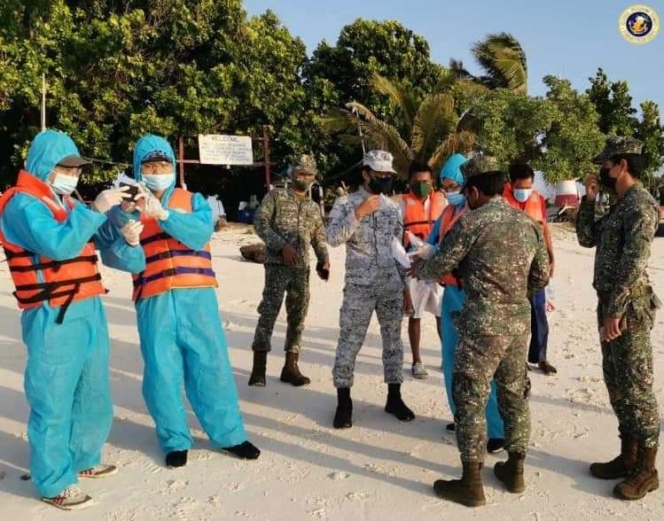 davidyusantos's tweet photo. Vietnamese authorities rescued two Filipino fishemen near Puga Island on Tuesday. The fishermen's motorboat malfunctioned &amp; were found drifting at sea. After the rescue, they were turned over to the Philippine Navy in Parola Island | @cnnphilippines

📷 PN West https://t.co/cRwbJYDm35