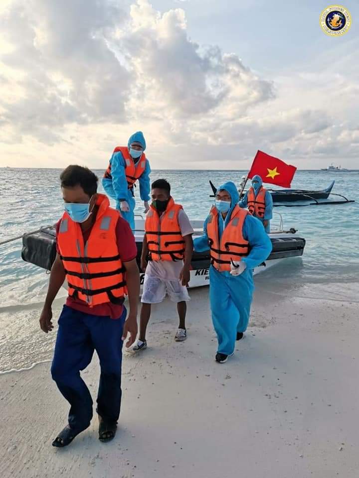 davidyusantos's tweet photo. Vietnamese authorities rescued two Filipino fishemen near Puga Island on Tuesday. The fishermen's motorboat malfunctioned &amp; were found drifting at sea. After the rescue, they were turned over to the Philippine Navy in Parola Island | @cnnphilippines

📷 PN West https://t.co/cRwbJYDm35