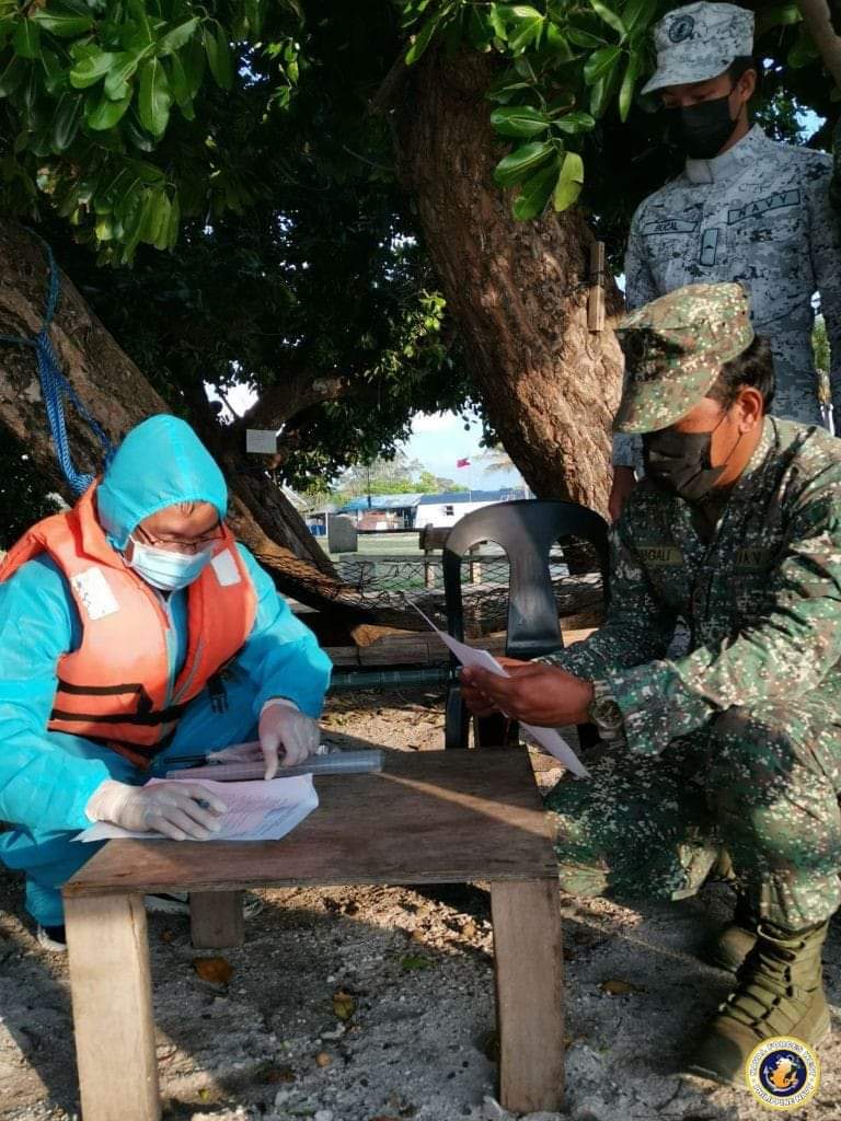 davidyusantos's tweet photo. Vietnamese authorities rescued two Filipino fishemen near Puga Island on Tuesday. The fishermen's motorboat malfunctioned &amp; were found drifting at sea. After the rescue, they were turned over to the Philippine Navy in Parola Island | @cnnphilippines

📷 PN West https://t.co/cRwbJYDm35
