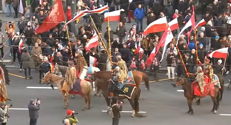 kzielinski_'s tweet photo. Przeszkadza im tęcza, kostka i tęczowa kostka, ale nie duma z facetów, którzy ubierali się w fikuśne futra "panterkę", naszyjniki z błyszczącymi kamieniami i jeździli na koniach ze skrzydełkami. #soundsGay ;)
#MuremZaPolskimMundurem #MarszNiepodległości https://t.co/FQQ7GIMxBy