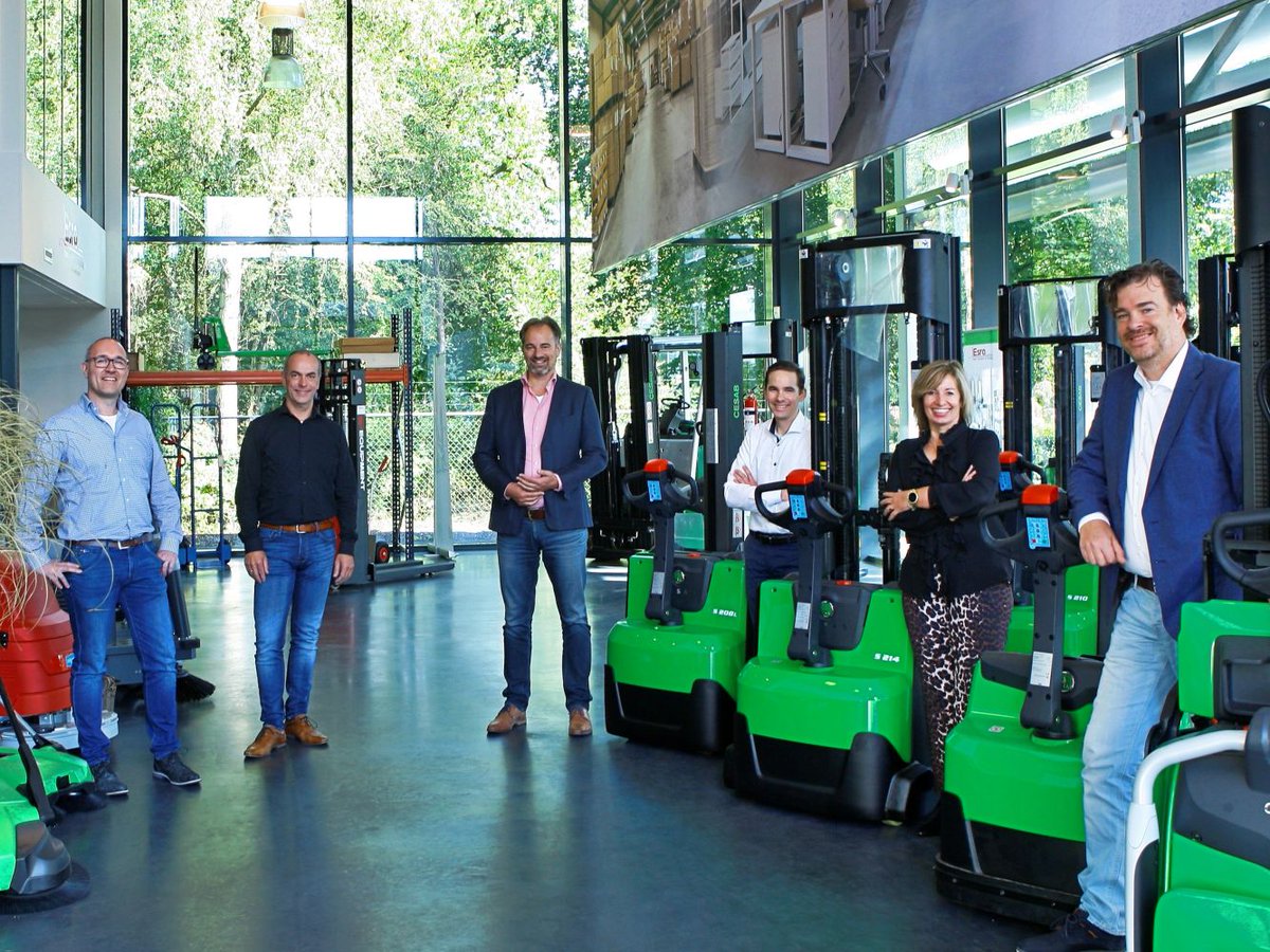 esra_bv's tweet photo. Een #smart bedrijf, wat houdt dat precies in?🤔
 
6 experts delen hun ervaringen met digitalisering binnen een bedrijf.✨ 

Bekijk de reportage van @KIJKopOostNL: https://t.co/6QRSPRqeKR

#EsraBV #SmartIndustry #FutureProof #KOON #Innovation #Logistics #Logistiek #Apeldoorn https://t.co/0VbO7a4XY1