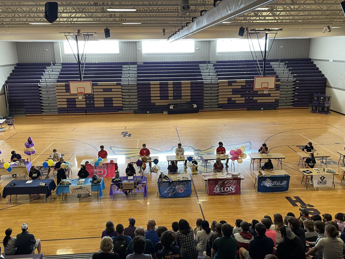 HSHawksAD's tweet image. Huge Congrats to all our signees.  Tough to get 19 athletes in one pic 
🏐 🏀 ⛳️ 🥍 ⚽️ 🥎 ⚾️ 
Proud of all