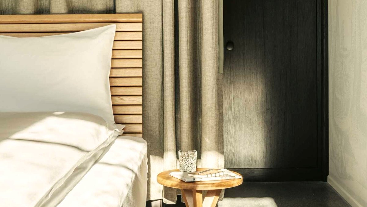 Volkshaus Basel | Opened January 2021

SWITZERLAND: Designed by “exalted Swiss architects” (Black Book Magazine) Herzog + de Meuron, who were behind the conversion of Tate Modern.

roomcard.com/hotel/volkshau…

#switzerland #basel #Herzog+deMeuron #newhotel