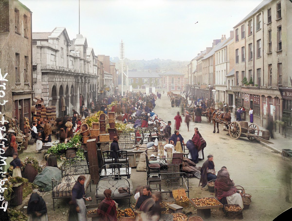 irelandincolour's tweet photo. From our new book "𝙊𝙡𝙙 𝙄𝙧𝙚𝙡𝙖𝙣𝙙 𝙞𝙣 𝘾𝙤𝙡𝙤𝙪𝙧 2"

Paddy's Market!

Coal Quay ("Kay")/Cornmarket Street, Cork City

~1900

Visible: Shawlies, Beamish &amp; Crawford's, Murphy's Stout, P. Delea, J. Kelleher, McCarthy's, gas lamps

Source: https://t.co/k3Csjnq5ek @nlireland https://t.co/F90f8Rbeik