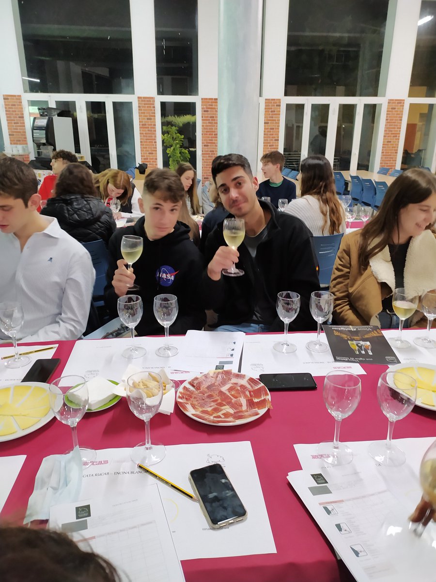 En la cata de #vino 🍷 de la #EncinaBlancaDeAlburquerque, disfrutamos de una gran experiencia que, gracias a los expertos que nos han acompañado, el catedrático Antonio Macías, el bodeguero José Rivero y la enología Esther Gamero, nos han enseñado la importancia de cada vino.