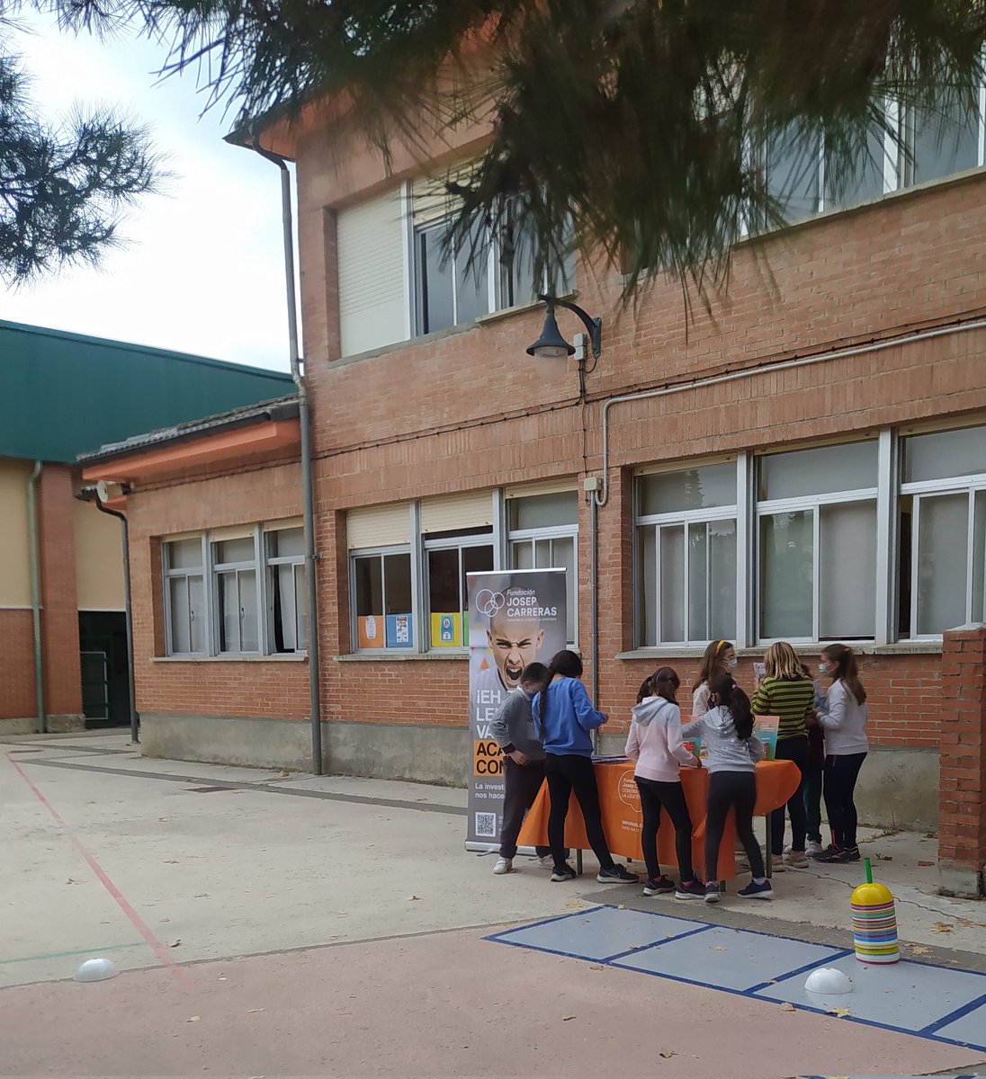 Charo_tecno's tweet photo. Hoy el @CeipMonteOroel lo ha vuelto a hacer. Carrera no competitiva solidaria para dar a conocer la #Leucemia a los más peques. Gracias a todos estos profesionales y a la Fundación Josep carreras @fcarreras por su ayuda. #donamedula #imparables2021 https://t.co/ybl0pmIUat