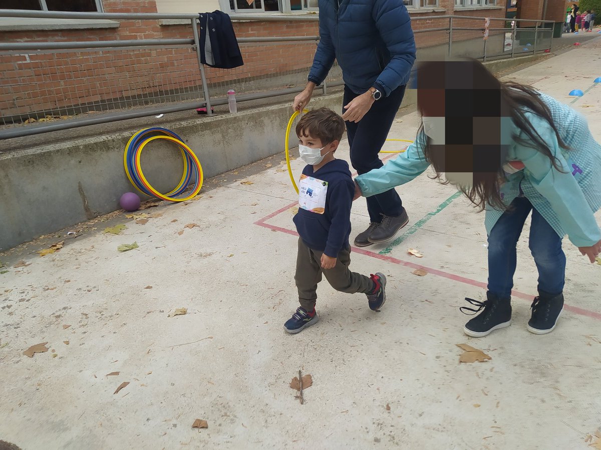 Charo_tecno's tweet photo. Hoy el @CeipMonteOroel lo ha vuelto a hacer. Carrera no competitiva solidaria para dar a conocer la #Leucemia a los más peques. Gracias a todos estos profesionales y a la Fundación Josep carreras @fcarreras por su ayuda. #donamedula #imparables2021 https://t.co/ybl0pmIUat