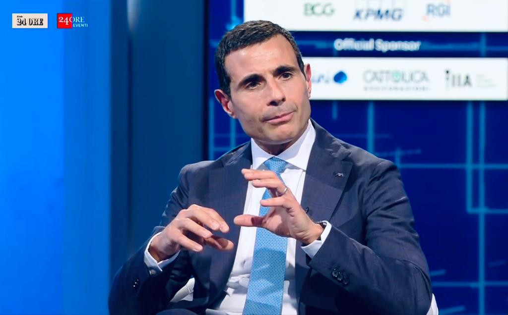 24Eventi's tweet photo. #InsuranceSummit, Giacomo Gigantiello CEO @AXAItalia: "Axa si sta muovendo su tre profili: indirizzare i propri investimenti verso la sostenibilità, cambiare l'offerta e la catena del valore, sostenere i clienti nella transizione ecologica, sempre più un dovere e un imperativo". https://t.co/3yu69ypjPJ