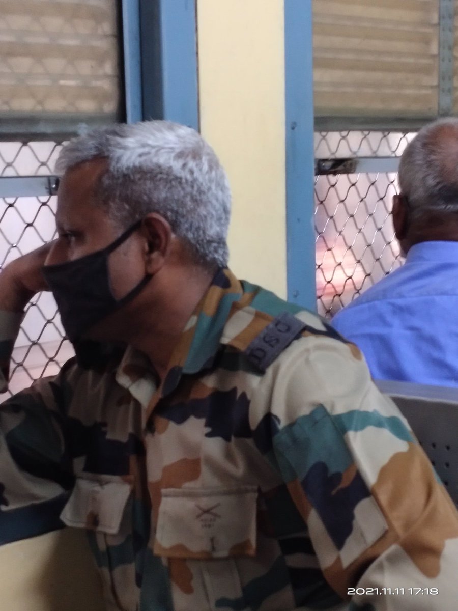 mumbaimatterz's tweet photo. #Mumbai
Shocked by the behaviour of #IndianArmy man inside a #MumbaiLocal at CSMT. Wasn't wearing a Mask &amp; when asked to wear, kept his boots on opp seat in defiance. Spat out of the window. Finally when he saw himself being clicked, he removed his shoes &amp; masked himself. https://t.co/7glzalKy82