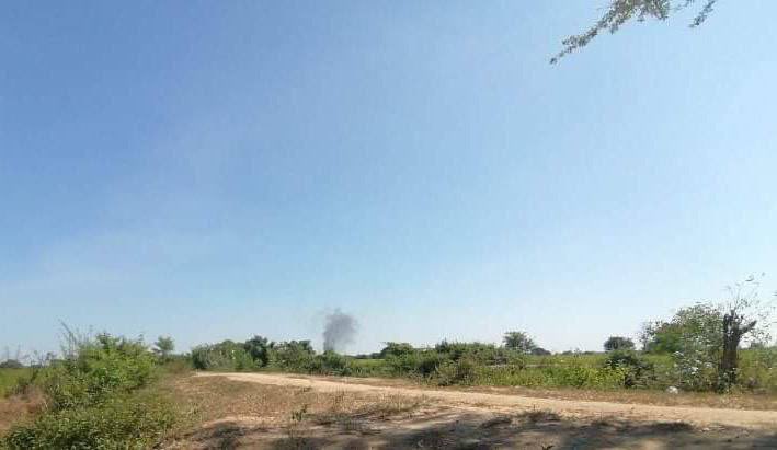 julinooooo's tweet photo. In response to the killing of the informant,30 Junta troops have rampaged through ShoutKhar village in Sagaing’s Ayadaw town,ransacking activists’ homes, deliberately TORCHING civilian homes and forcing locals to flee.  #Nov11Coup  #WhatsHappeningInMyanmar https://t.co/2F3mSRjHls