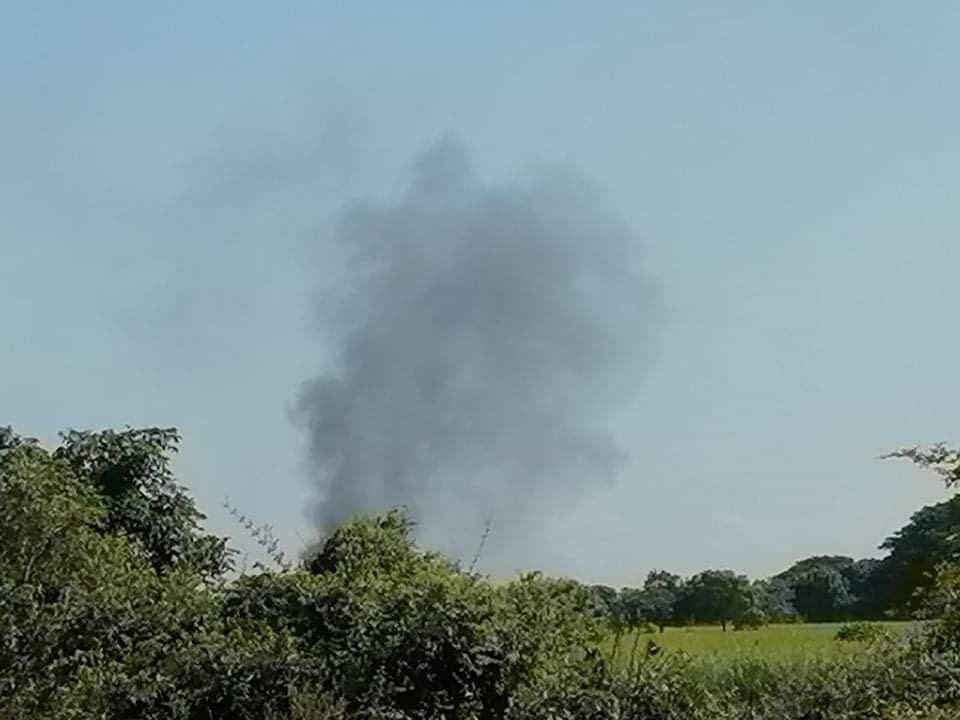 julinooooo's tweet photo. In response to the killing of the informant,30 Junta troops have rampaged through ShoutKhar village in Sagaing’s Ayadaw town,ransacking activists’ homes, deliberately TORCHING civilian homes and forcing locals to flee.  #Nov11Coup  #WhatsHappeningInMyanmar https://t.co/2F3mSRjHls