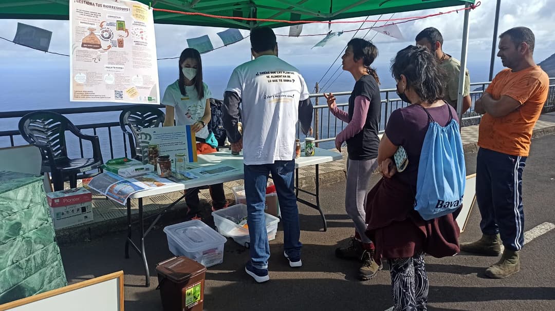 aderlapalma's tweet photo. Nuestros compañeros del proyecto "Gestiona tus #biorresiduos" se encuentran en #Garafia, llevando a cabo un encuentro divulgativo, concienciando sobre la importancia de gestionar los residuos que generamos en nuestro hogar, separando y #compostando.
#creandofuturoenelMedioRural https://t.co/50HkX6atdl