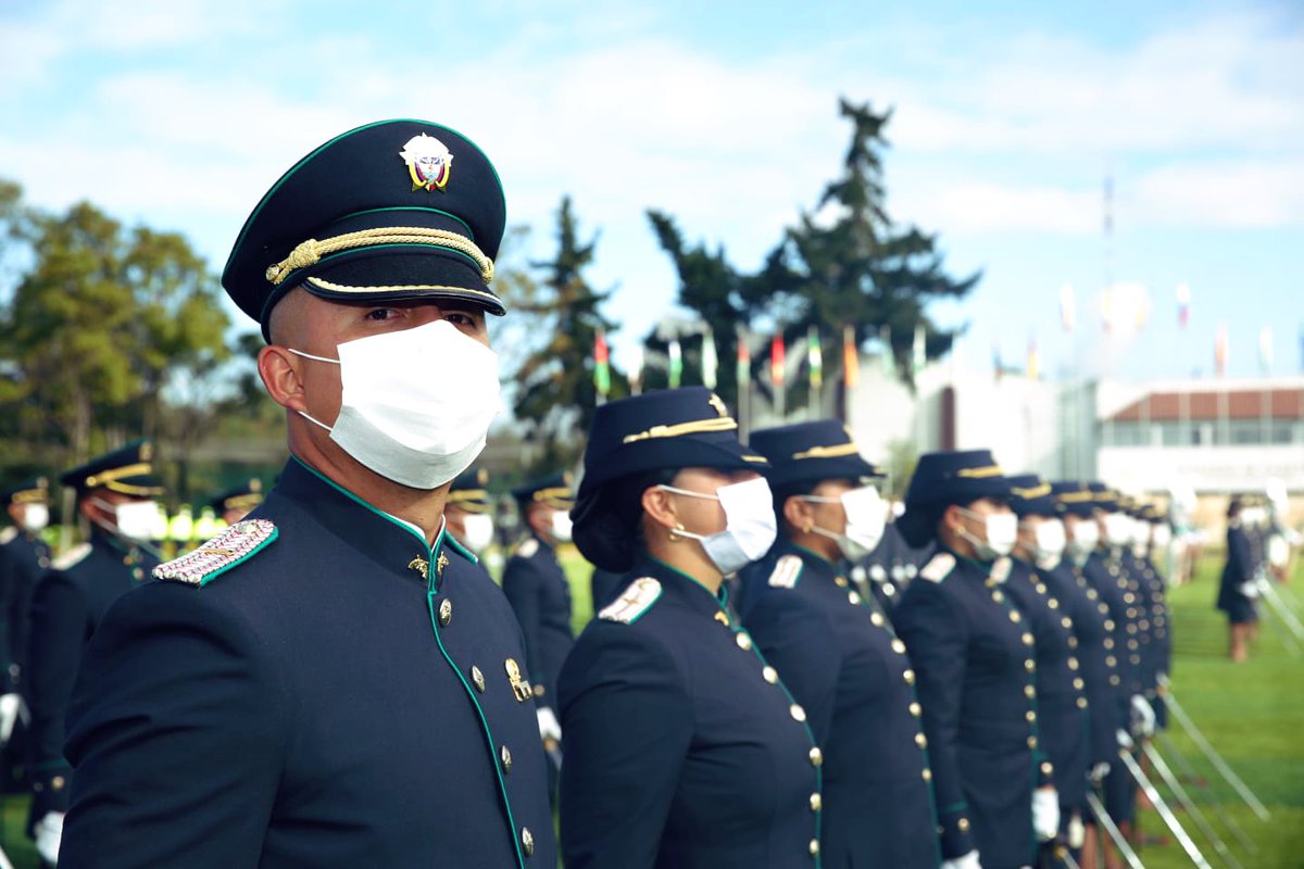 DirectorPolicia's tweet photo. #AEstaHora, en @EscuelaDCadetes, el Sr. @IvanDuque (@infopresidencia) preside la ceremonia de aniversario de nuestros #130AñosPolicía, en la que se reconoce el trabajo abnegado de distintas generaciones de hombres y mujeres por la seguridad y convivencia de todos los colombianos. https://t.co/HQvy6knmXa