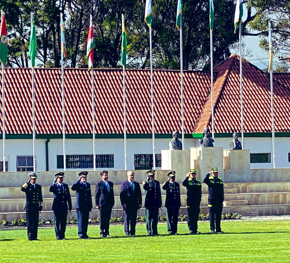 DirectorPolicia's tweet photo. #AEstaHora, en @EscuelaDCadetes, el Sr. @IvanDuque (@infopresidencia) preside la ceremonia de aniversario de nuestros #130AñosPolicía, en la que se reconoce el trabajo abnegado de distintas generaciones de hombres y mujeres por la seguridad y convivencia de todos los colombianos. https://t.co/HQvy6knmXa