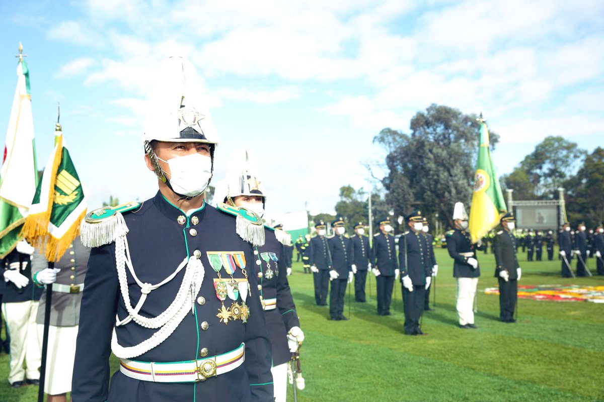 DirectorPolicia's tweet photo. #AEstaHora, en @EscuelaDCadetes, el Sr. @IvanDuque (@infopresidencia) preside la ceremonia de aniversario de nuestros #130AñosPolicía, en la que se reconoce el trabajo abnegado de distintas generaciones de hombres y mujeres por la seguridad y convivencia de todos los colombianos. https://t.co/HQvy6knmXa
