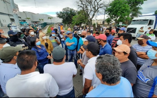 KeylinAcosta's tweet photo. Taxistas protestan contra Uber: Cientos de taxistas dejaron sus vehículos estacionados y marcharon por más de 5 kilómetros en punta cana, pero después no tenían como regresar y tuvieron que usar Uber para volver hasta donde habían dejado sus vehículos estacionados. https://t.co/E5x2qzX0Ep
