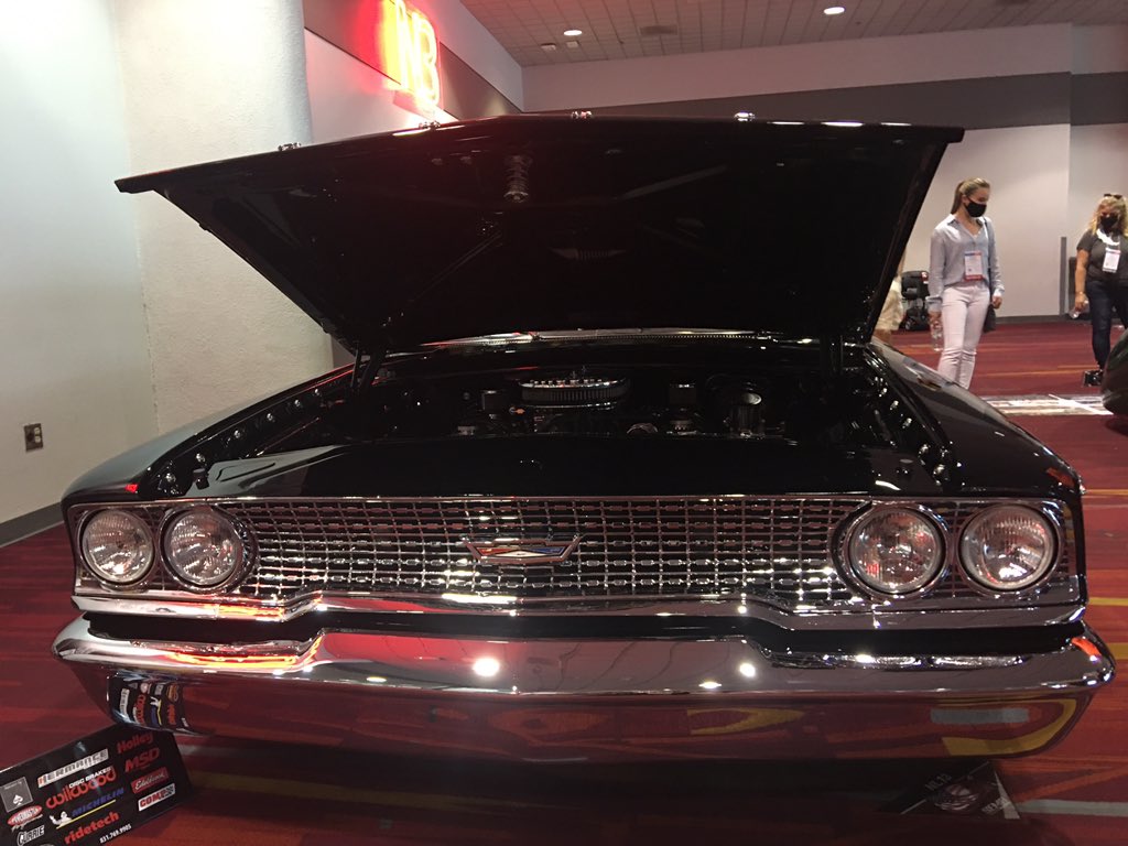 Classic_Chrome_'s tweet image. My favorite car this year at SEMA!!! #galaxie #love 
#SEMA2021 #classiccars #classicchrome #danalovescars
