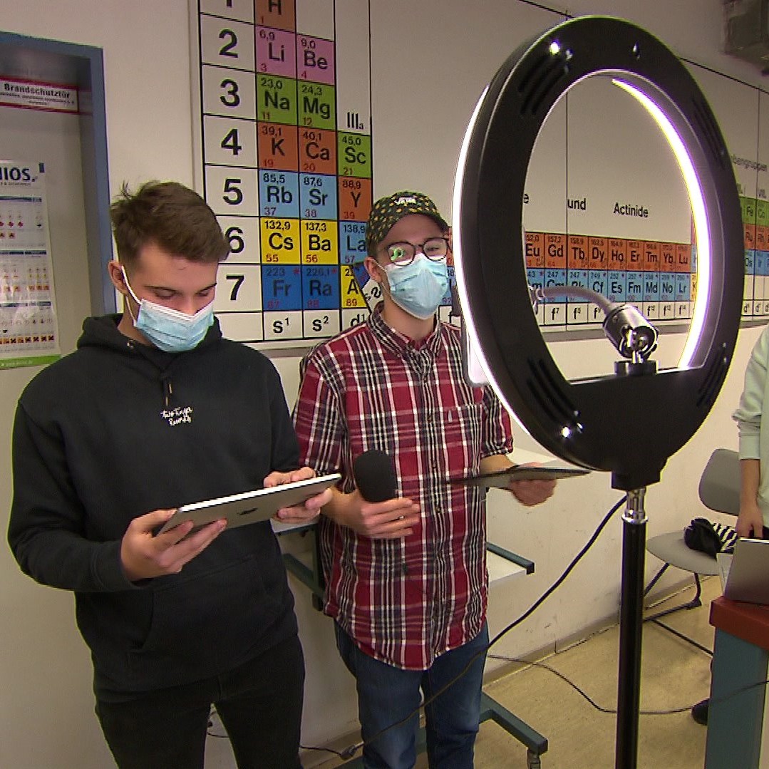 RTLHessen's tweet photo. Influencer als Lehrer: Hier in #Offenbach schmeißen Social Media Stars den Schulunterricht.

VIDEO▶️https://t.co/J7kO06iMXS https://t.co/qr6QbwiuF9
